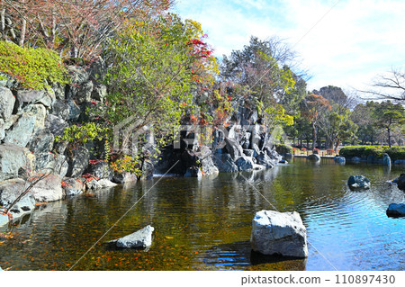 冬季水邊日本花園形像上尾市圓山公園的冬季風景 110897430