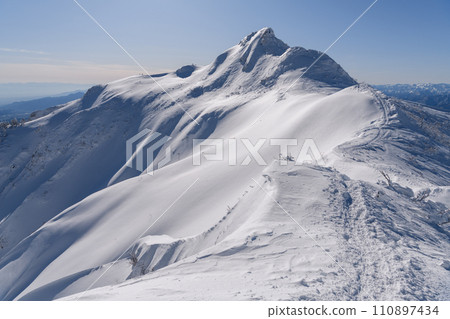 從釜村山到劍峰山的山路看到冬天的劍峰山 110897434