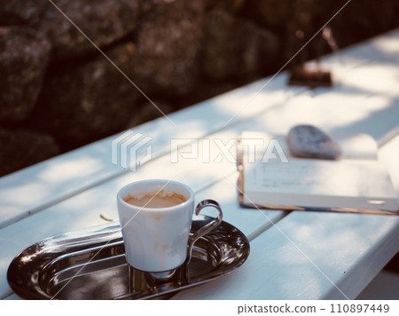 在露天咖啡廳一邊喝咖啡一邊看書 在露天咖啡廳一邊喝咖啡一邊看書 110897449