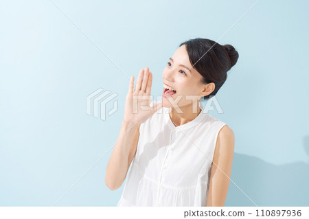 Woman gesturing loudly 110897936