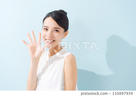 女人大聲打手勢 110897939