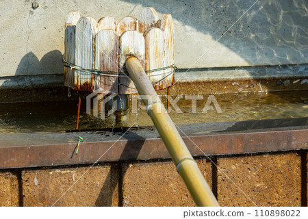 The source of natural radium hot springs The source of natural radium hot springs 110898022