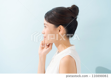 Profile of a woman with bun hair 110898061
