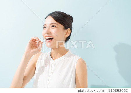 A woman in her 20s wearing a sleeveless blouse 110898062