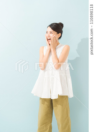 一名20多歲的女性，穿著無袖上衣 110898118