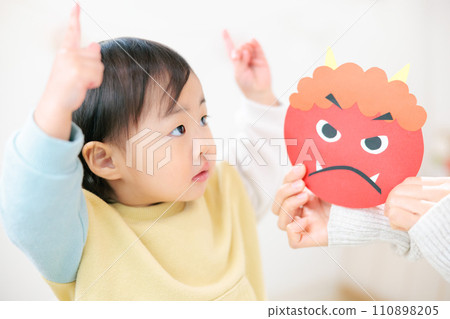 Parent-child crafts: making demon masks, Setsubun crafts, production play 110898205