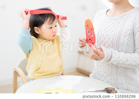 Parent-child crafts: making demon masks, Setsubun crafts, production play 110898206