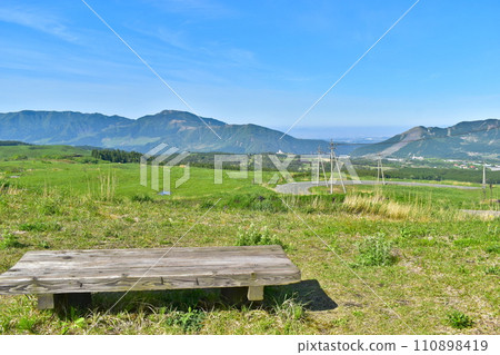 米塚下圓地阿蘇全景線 阿蘇熊本九州 米塚下圓地阿蘇全景線 阿蘇熊本九州 110898419