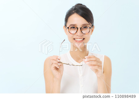 戴眼鏡的女人 戴眼鏡的女人 110898489