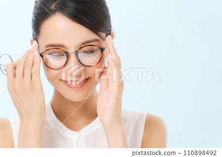 戴眼鏡的女人 110898492