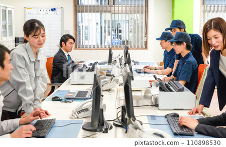 工作人員做文書工作 110898530