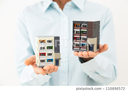 有公寓模型的中間女人 110898572