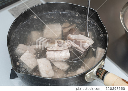 紅燒鮪魚的做法~在鍋裡煮 110898660