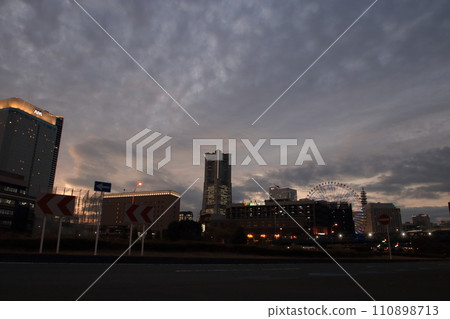 港未來的日落景色與剪影 港未來的日落景色與剪影 110898713