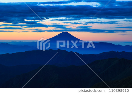 從南阿爾卑斯山的北岳看到的富士山 110898910