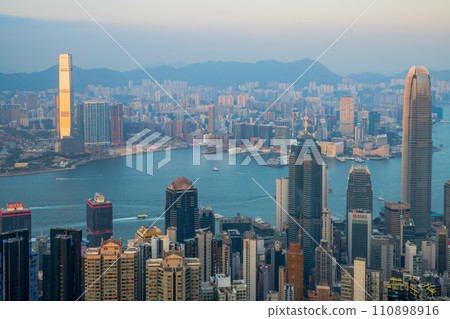 Sunset view from Victoria Peak, Hong Kong 110898916