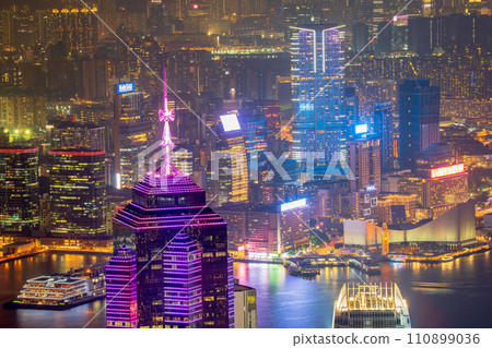 從香港太平山頂的夜景 從香港太平山頂的夜景 110899036
