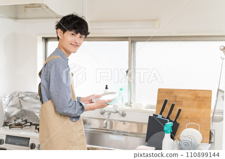 在廚房裡擦碗做家事的年輕人。管家 110899144