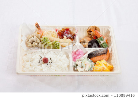 Studio photography material of a delicious lunch box Studio photography material of a delicious lunch box 110899416