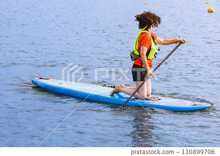 在平靜的海面上劃 SUP 110899706