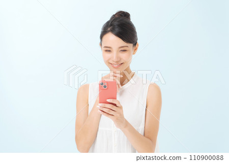 有智慧型手機的女人 有智慧型手機的女人 110900088