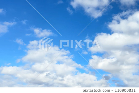明亮的藍天和雲彩在陽光明媚的日子 110900831