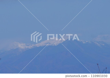 Tokachidake with snow on the Ashibetsudake old trail Tokachidake with snow on the Ashibetsudake old trail 110901030