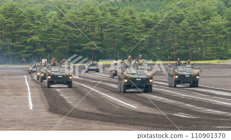 陸上自衛隊評估支援隊96式輪式裝甲車和74式坦克 110901370