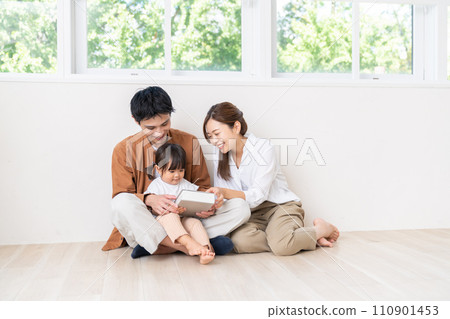 Parent-daughter Family of 3 Parent-daughter Family of 3 110901453