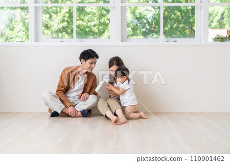 Parent-daughter Family of 3 110901462