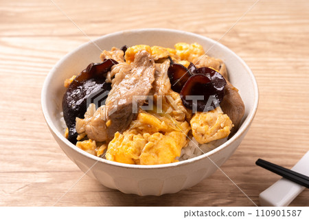 Stir-fried pork and jellyfish egg bowl Stir-fried pork and jellyfish egg bowl 110901587