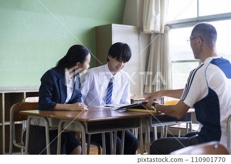 學生在學校進行三方面試 110901770