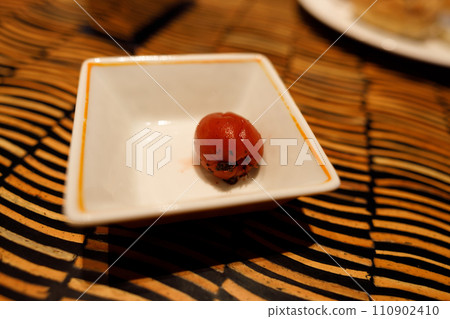 盤子裡的紅李子 盤子裡的紅李子 110902410