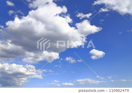 棉花雲在藍天中蔓延 棉花雲在藍天中蔓延 110902479