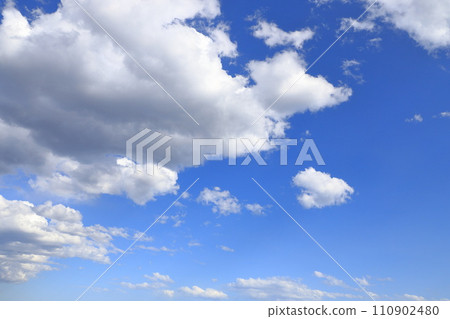 棉花雲在藍天中蔓延 棉花雲在藍天中蔓延 110902480