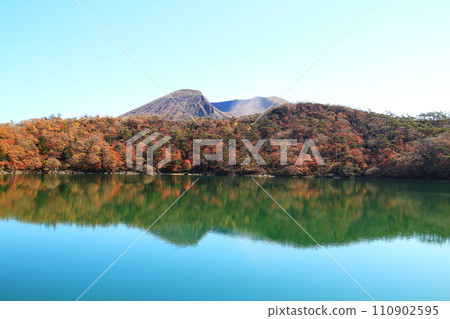 六觀音禦池的美麗秋葉，可眺望唐栗山 110902595