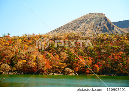 唐國山前的六觀音禦池的紅葉 110902601