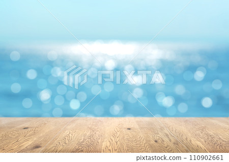 模糊的背景、深背景、海洋背景影像透過木紋木桌可見 模糊的背景、深背景、海洋背景影像透過木紋木桌可見 110902661