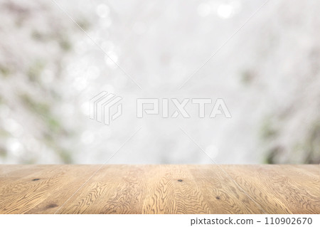 透過木紋木桌可見模糊的背景、深背景和雪背景影像 110902670
