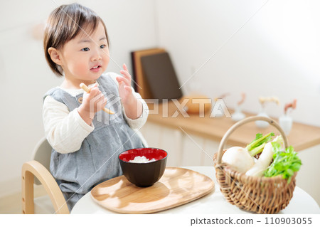 A 1-year-old child eating seven-herb porridge. Fun food education. Five festivals. A 1-year-old child eating seven-herb porridge. Fun food education. Five festivals. 110903055