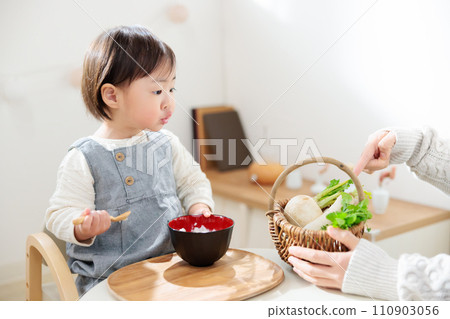 A 1-year-old child eating seven-herb porridge. Fun food education. Five festivals. A 1-year-old child eating seven-herb porridge. Fun food education. Five festivals. 110903056