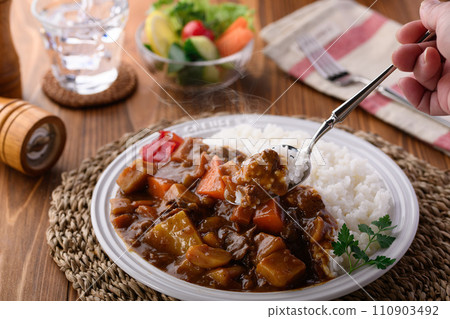 咖哩牛肉配上大量的蔬菜 110903492