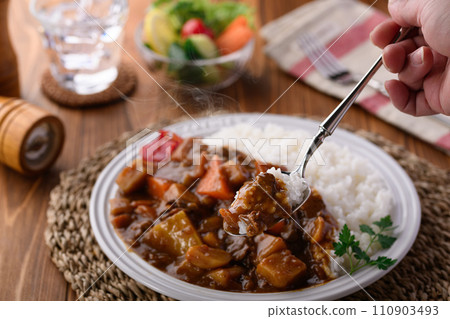 咖哩牛肉配上大量的蔬菜 110903493