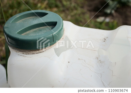 破損的水箱 破損的水箱 110903674