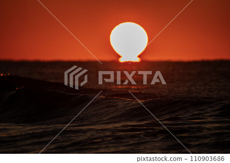 令人印象深刻的日落 令人印象深刻的日落 110903686