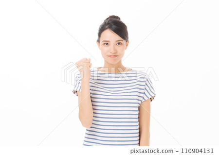 穿 t 恤的女人 110904131