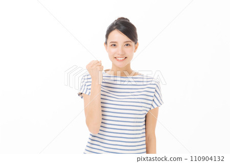 A woman in short sleeves doing a guts pose 110904132