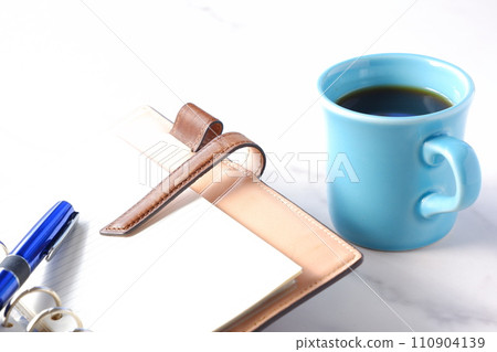 While drinking coffee, I open my ring-type notebook and think about my work schedule. 110904139