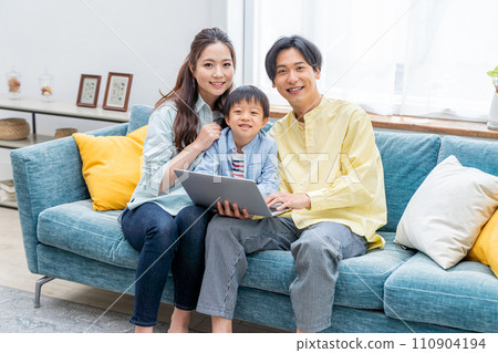 Close family looking at a computer Close family looking at a computer 110904194