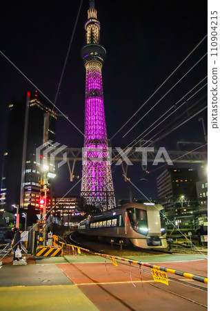 東武特快列車穿過天空樹附近的鐵路道口 東武特快列車穿過天空樹附近的鐵路道口 110904215